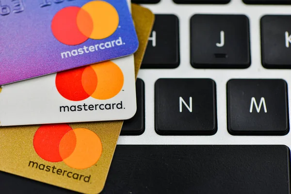 컴퓨터 키보드에 있는 세 개의 신용 카드 — 스톡 사진