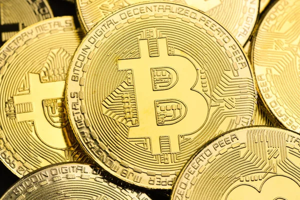 Bitcoins de ouro brilhante como fundo, Criptomoeda e conceito de dinheiro virtual — Fotografia de Stock