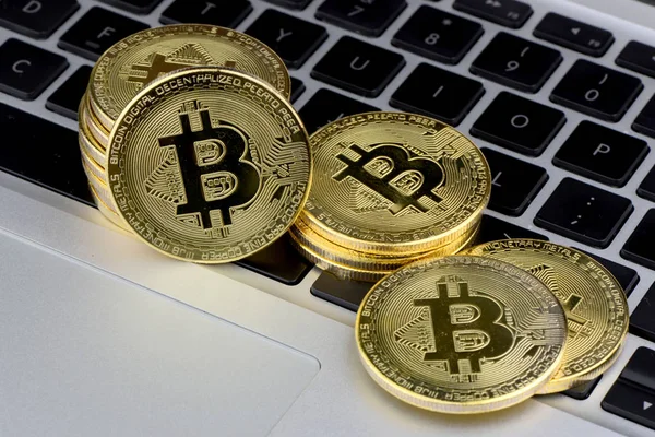 Stack di monete Bitcoin sulla tastiera del computer portatile. Criptovaluta. Focus selettivo — Foto Stock