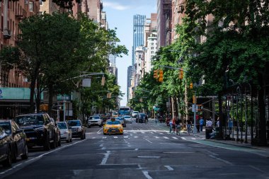 New York, Usa - 6 Haziran 2019: Trafikli cadde ve New York City, Usa 'daki insanlar