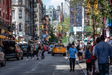 New York, Usa - 6 Haziran 2019: Trafikli cadde ve New York City, Usa 'daki insanlar