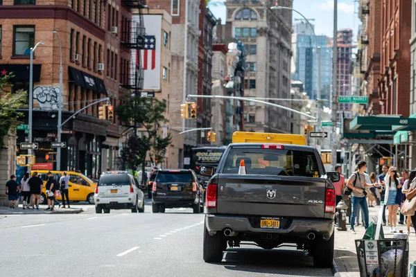 Nova Iorque, EUA - 6 de junho de 2019: Rua com trânsito e pessoas ao redor em Manhattan, Nova York, EUA - imagem — Fotografia de Stock