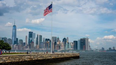 New York, Usa - 7 Haziran 2019: New York Limanı ve Manhattan silueti Özgürlük Adası 'nda Amerikan bayrağı