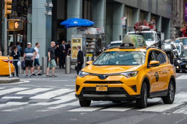New York, Usa - 6 Haziran 2019: Trafikli cadde ve New York City, Usa 'daki insanlar