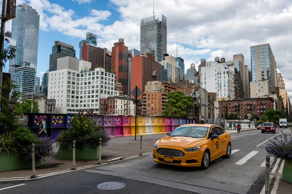 Nova Iorque, EUA - 6 de junho de 2019: Rua com trânsito e pessoas ao redor em Manhattan, Nova York, EUA - imagem — Fotografia de Stock