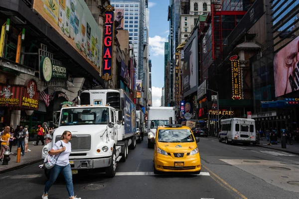 New York, USA - June 6, 2019:  Street with traffic and people around in Manhattan in New York City, USA - image — Stock Photo, Image