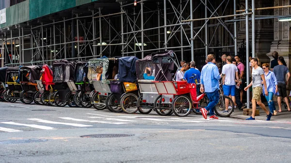Nueva York, Estados Unidos - 6 de junio de 2019: Taxis de pedal esperando tarifas en el parque central de Nueva York - imagen —  Fotos de Stock