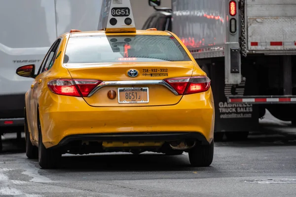 New York, Vereinigte Staaten - 6. Juni 2019: Straße mit Verkehr und Menschen in Manhattan in New York City, Vereinigte Staaten - image — Stockfoto
