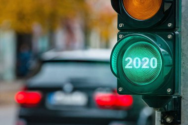 Semforlu bir şehir geçidi. Semfore 'da 2020 nolu metin için yeşil ışık. Yeni yıl konsepti