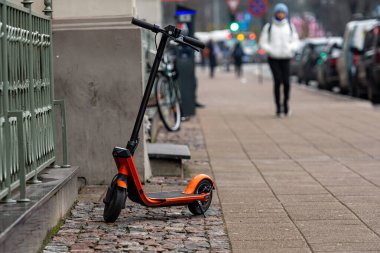  Riga, Letonya 'da kaldırıma park etmiş elektrikli bir scooter.