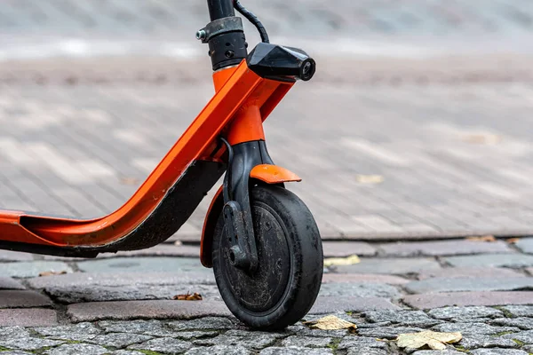 Scooter elétrico roda dianteira close-up no pavimento calçada — Fotografia de Stock