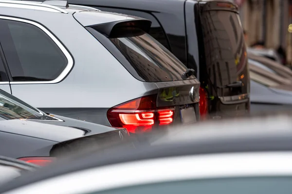 Moderna bilar står i trafikstockning i rusningstid — Stockfoto