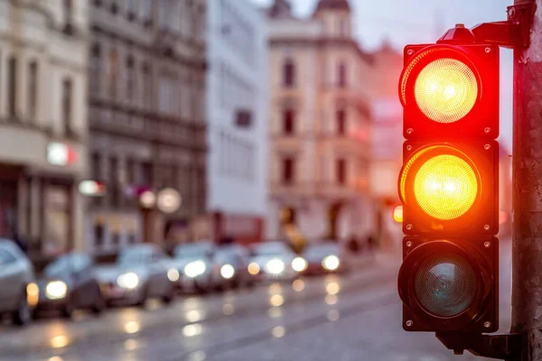 Eine Stadtdurchquerung mit einer Semaphore. Rotes und orangefarbenes Licht in Semaphore — Stockfoto