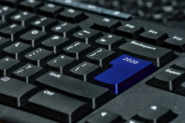 Computer toetsenbord met blauwe 2020 toets - vakantie technologie concept — Stockfoto