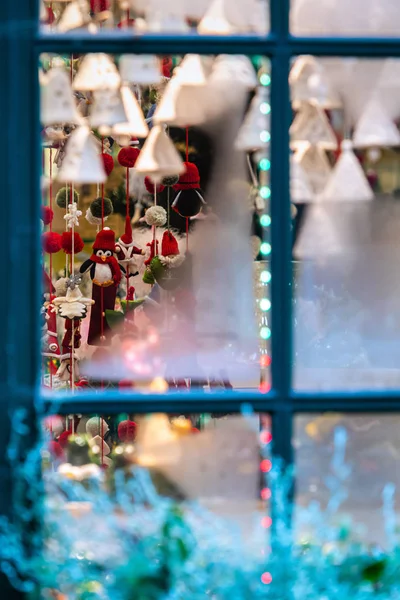 Замороженные оконные стекла, сквозь которые видны рождественские украшения. Концепция Рождества — стоковое фото