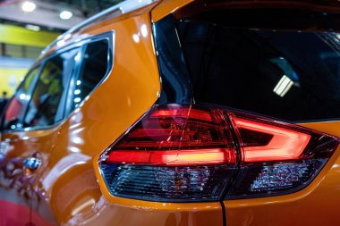 Modern bir arabanın arka lambasına yakın çekim. Dış ayrıntılar.