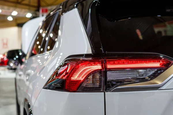 Közelkép egy modern autó hátsó lámpájáról. Külső részletek. — Stock Fotó