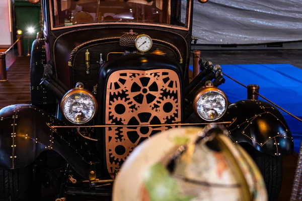 Riga, Letonia - 12 de abril de 2019: Un viejo mundo con un coche estilo steampunk en el fondo — Foto de Stock