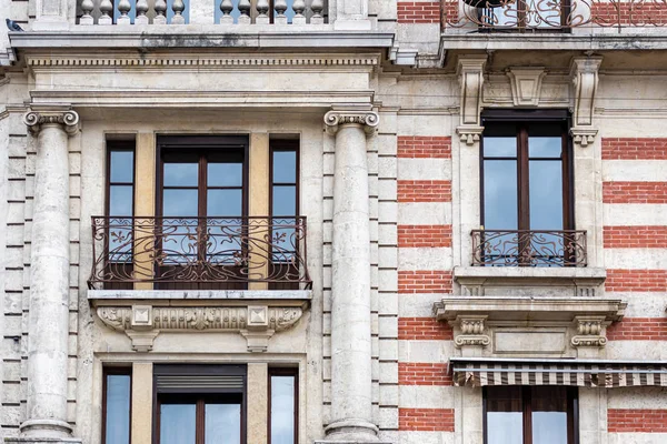 Fasada zabytkowego murowanego budynku z metalowymi balkonami. Genewa, Szwajcaria — Zdjęcie stockowe