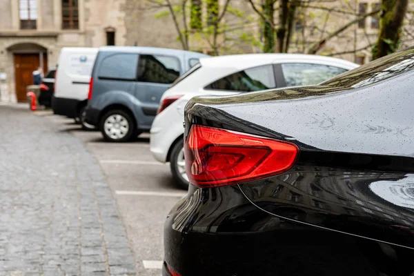 Fila de carros estacionados no lado da rua. Vista para a parte traseira dos carros — Fotografia de Stock