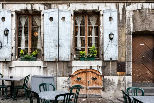 Utomhuscafé i den gamla byggnaden i gamla stan i Genève — Stockfoto