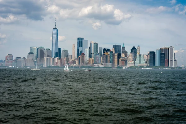 Skyline e modernos edifícios de escritórios de Midtown Manhattan vistos do outro lado do rio Hudson . — Fotografia de Stock