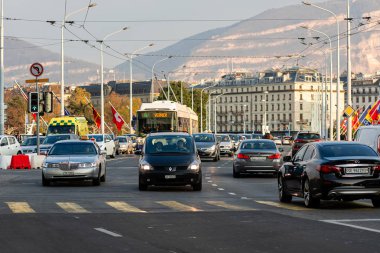 Cenevre, İsviçre - 14 Nisan 2019: Central City sokaklarından birinde trafik