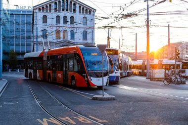 Cenevre, İsviçre - 14 Nisan 2019: Şehir merkezi manzarası ve sokak ulaşımı