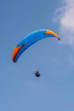 Cenevre, İsviçre - 14 Nisan 2019: Açık mavi gökyüzüne karşı İsviçre Alplerinde paragliding