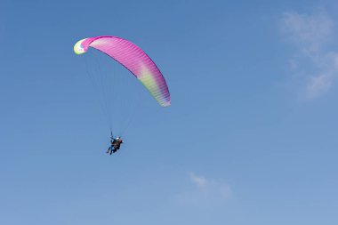 Cenevre, İsviçre - 14 Nisan 2019: Açık mavi gökyüzüne karşı İsviçre Alplerinde paragliding