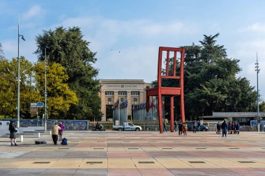 Cenevre, İsviçre - 15 Nisan 2019: Birleşmiş Milletler sarayı yakınlarındaki Kırık Sandalye Anıtı 