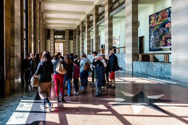 Cenevre, İsviçre - 15 Nisan 2019: Uluslar Sarayı 'nın içindeki koridor - İsviçre' nin Cenevre kentindeki Birleşmiş Milletler karargahı