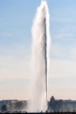 Cenevre, İsviçre - 15 Nisan 2019: Jet d.Eau 'su veya gölden fışkıran büyük çeşmesi ile Cenevre Gölü 140 metre veya 460 feet yüksekliğindeki en ünlü şehirler
