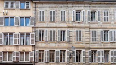 Cenevre, İsviçre - 14 Nisan 2019: Cenevre 'deki antik bir binanın cephesi