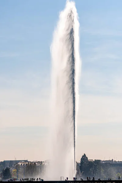 Genebra, Suíça - 15 de abril de 2019: Lago de Genebra com o seu Jet d.Eau ou grande fonte de pulverização para fora do lago 140 metros ou 460 pés de altura as cidades marco mais famoso — Fotografia de Stock