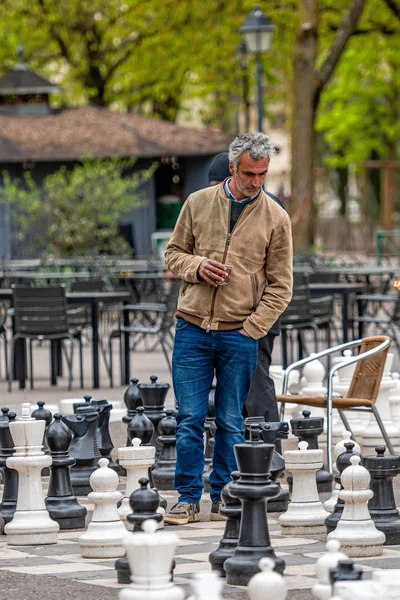 Genève, Suisse - 16 avril 2019 : Des joueurs d'échecs de rue traditionnels surdimensionnés au Parc des Bastions — Photo