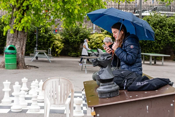 Genève, Suisse - 16 avril 2019 : Des joueurs d'échecs de rue traditionnels surdimensionnés au Parc des Bastions — Photo