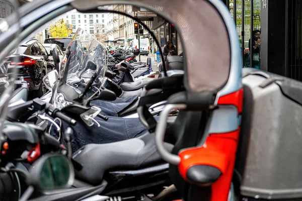 Genewa, Szwajcaria - 14 kwietnia 2019: Na ulicy zaparkowany jest rząd skuterów. Widok boczny — Zdjęcie stockowe