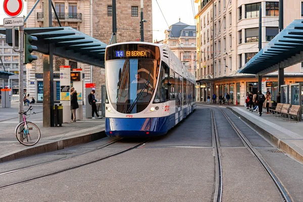 Женева, Швейцарія - 14 квітня 2019 р.: міський краєвид і вуличний транспорт у центрі міста — стокове фото
