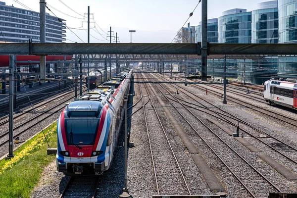 Genf, Schweiz - 14. April 2019: ein moderner Schnellzug am Genfer Bahnhof — Stockfoto
