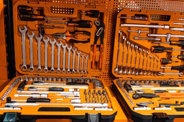 Riga, Letonya - 12 Nisan 2019: Araba tamirhanesinde özel aletlerle dolu kutu, yakın plan