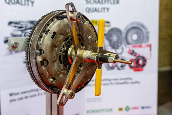 Riga, Letland - 12 april 2019: Koppeling voor auto 's.Car clutch disk onderdelen details componenten — Stockfoto