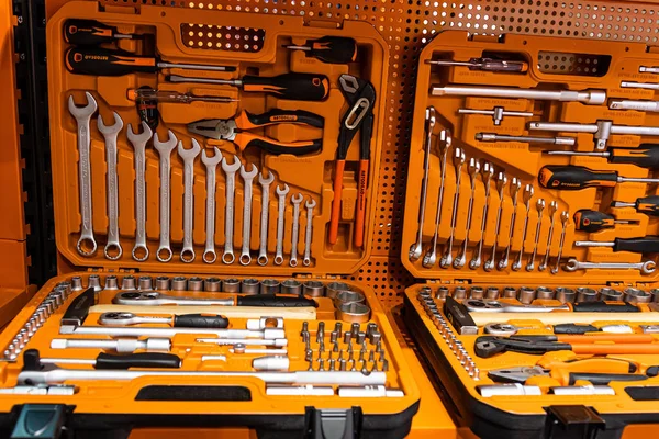 Riga, Letonya - 12 Nisan 2019: Araba tamirhanesinde özel aletlerle dolu kutu, yakın plan