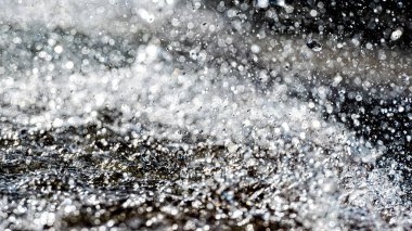 Fıskiyede küçük damlalarla su sıçrıyor. Soyut doğal, seçici odak arkaplanı