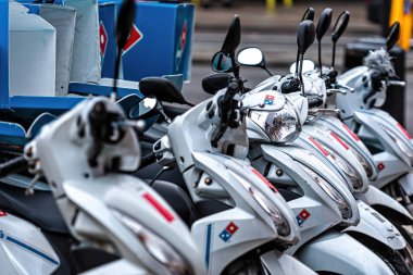 Londra, İngiltere, Uk - 31 Aralık 2019: Domino Pizza restoranının scooter 'ları