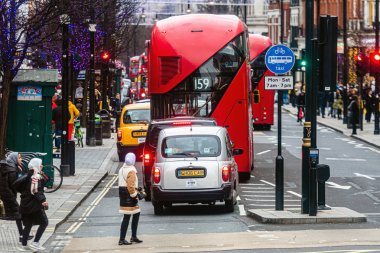 Londra, İngiltere, Uk - 2 Ocak 2020: Londra sokaklarında kırmızı çift katlı otobüs ve taksiler 