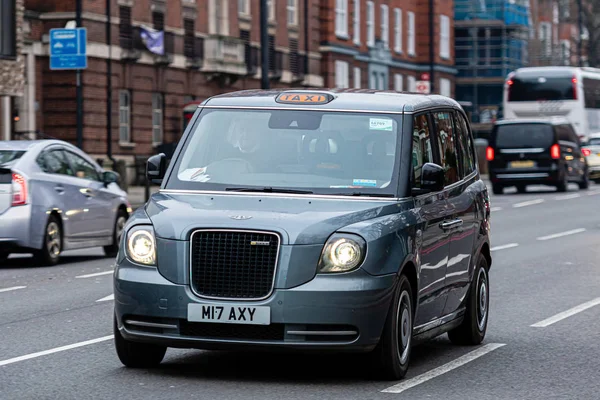 London, England, Storbritannien - 31 december 2019: Typisk svart Londontaxi på stadens gator. Traditionellt Taxi hytter är alla svarta i London men nu produceras i olika färger. — Stockfoto