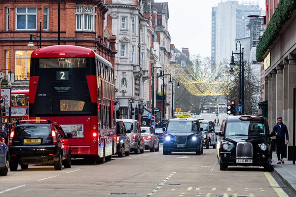 Лондон, Англия, Великобритания - 31 декабря 2019 года: пробка в центре Лондона с автомобилями такси и красными двухэтажными автобусами — стоковое фото