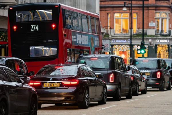 Londra, İngiltere, Uk - 31 Aralık 2019: Taksi ve kırmızı çift katlı otobüslerle Londra şehir merkezinde trafik sıkışıklığı