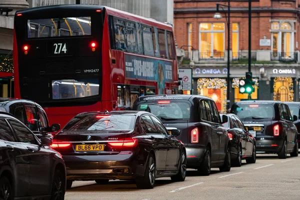 London, England, Storbritannien - 31 december 2019: Trafikstockning i Londons centrum med taxibilar och röda dubbeldäckare — Stockfoto